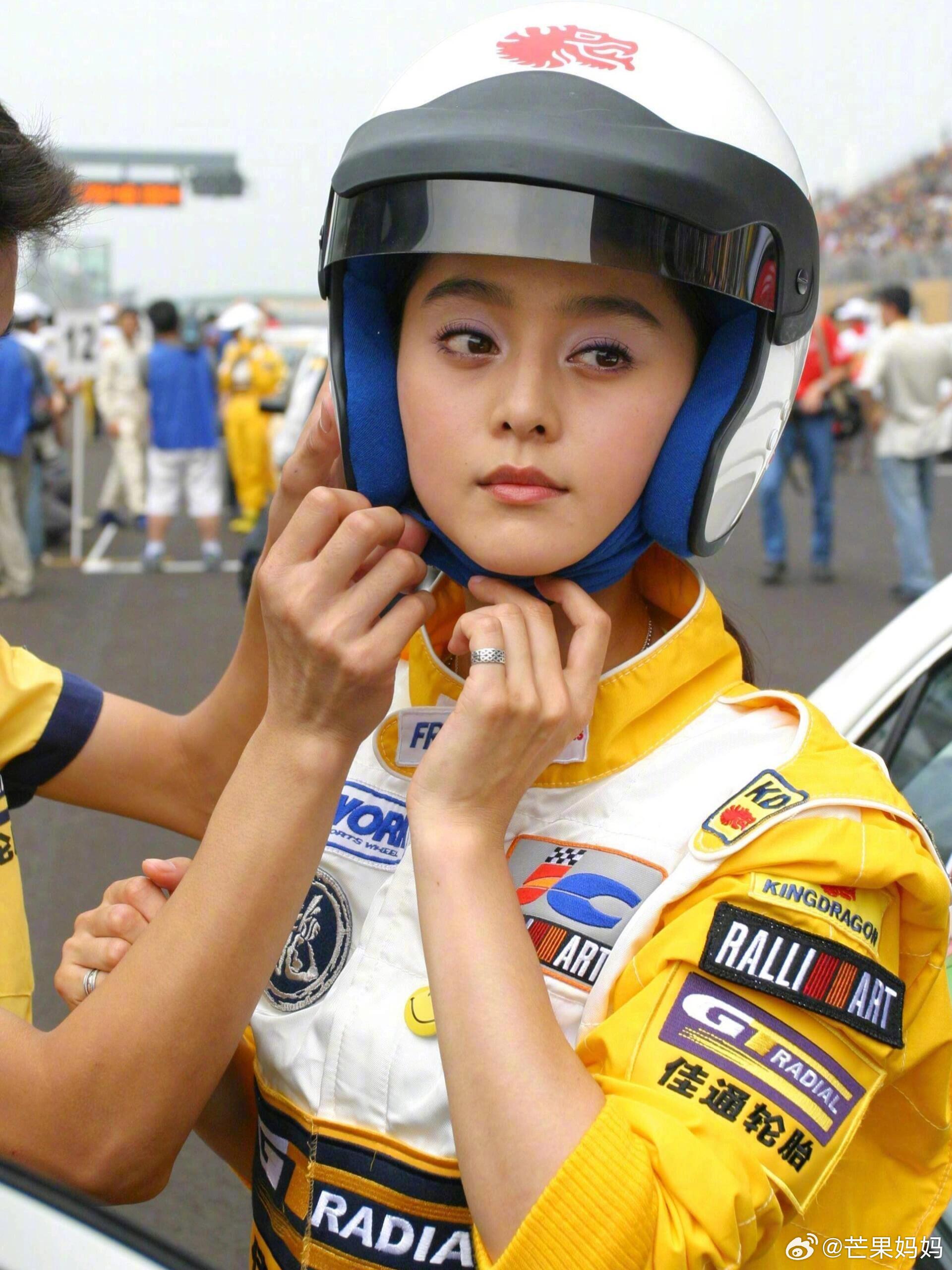2004年成龙慈善赛车会，当时重量级的女明星都来参加了，滤镜不盛行的年代，大家都