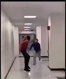 纽约州尤蒂卡：一名黑人学生从背后袭击一名亚裔学生，试图用刀将其杀害。亚裔学生奋力