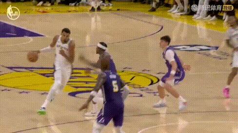 力保文班？雷迪克挑战文班4犯被拒，湖人众将暴怒。这球机会不大，八村垒侧身移动中