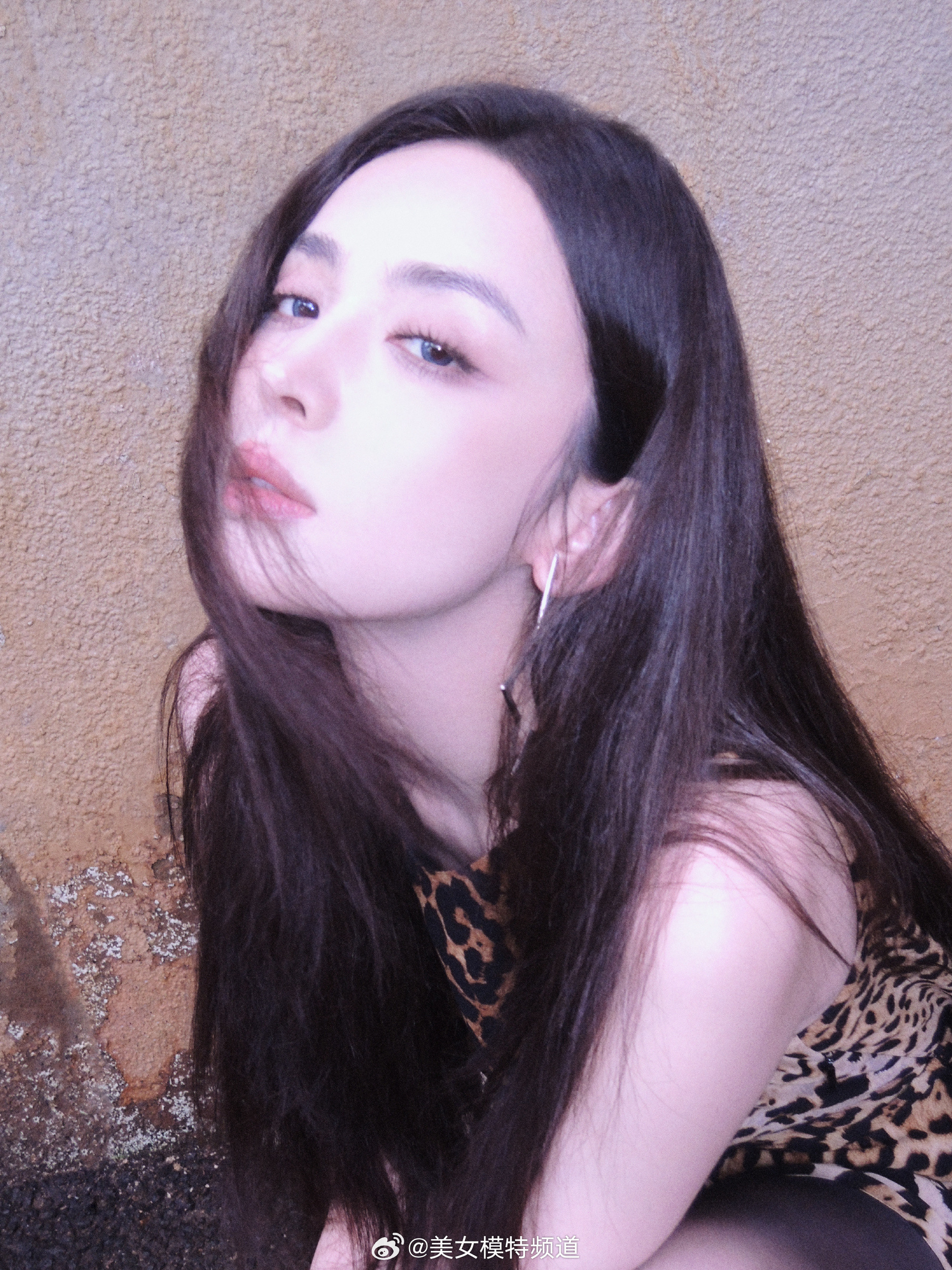 古力娜扎豹纹复古风穿搭