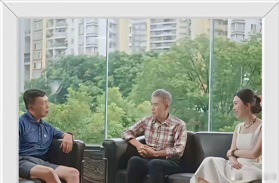 姜还是老的辣！段永平接受王石和田朴珺采访时，表示营销其实很简单，把你要告诉用户的