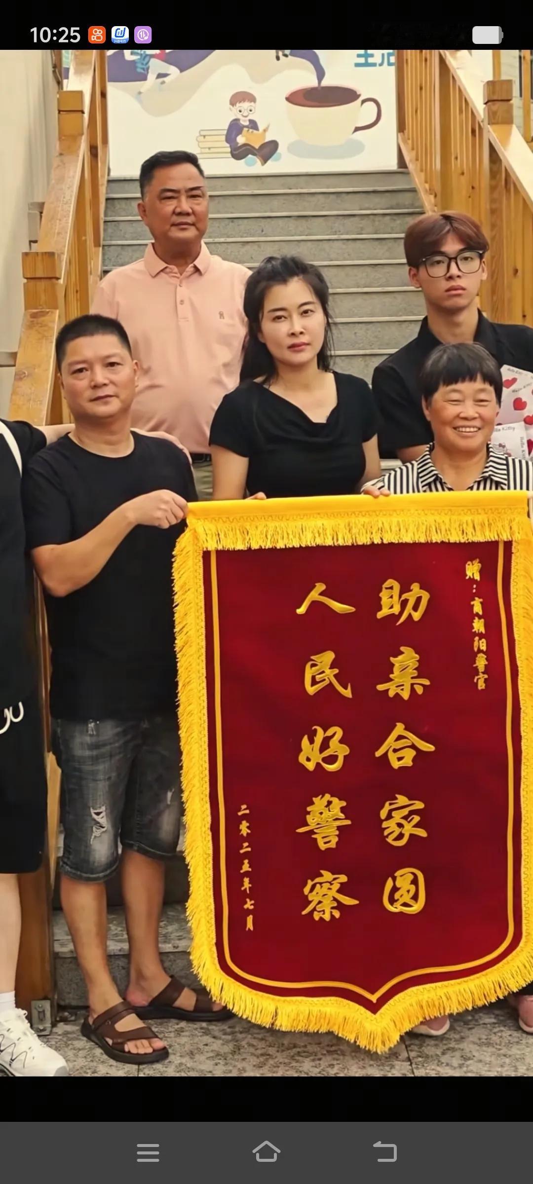 你们刷到那个长得很像郭晶晶的女孩儿认亲的事儿了吗？这个女孩儿是被妈妈送养的，都过
