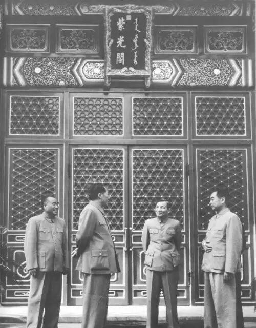 中南海确实是中共中央、国务院等重要机关办公所在地，地处北京西城区，和北海合称三海