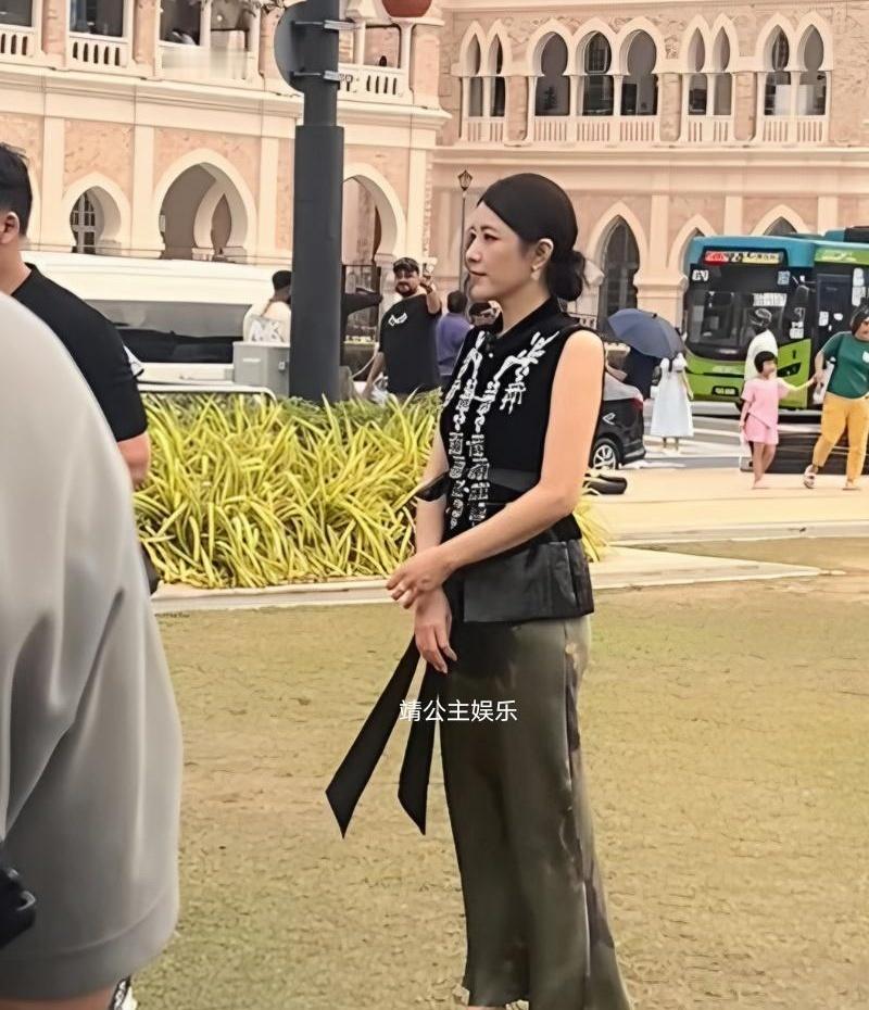 马上50岁的女人到底能有多抗老？看看在吉隆坡独立广场录节目的曾黎就懂了。咱们普