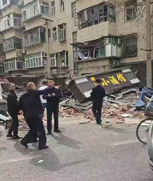 济南沿街餐馆突发爆炸，平房顷刻坍塌引警醒山东济南沿街餐馆爆炸事件，牵动万千民众