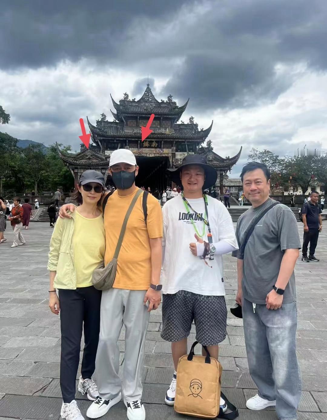 62岁刘青云和老婆郭蔼明现身都江堰旅游，夫妻俩勾肩搭背，看起来好恩爱！58岁郭蔼