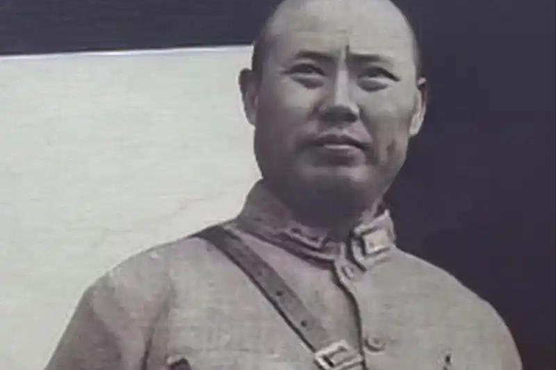 1949年，周总理到傅作义家中做客，突然发现傅作义家中有警卫部队驻扎，他眉头一皱