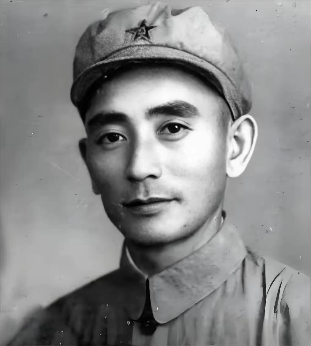 1964年春，粟裕视察福州军区。见到军区副司令员朱绍清时，粟裕停下脚步，盯着他看