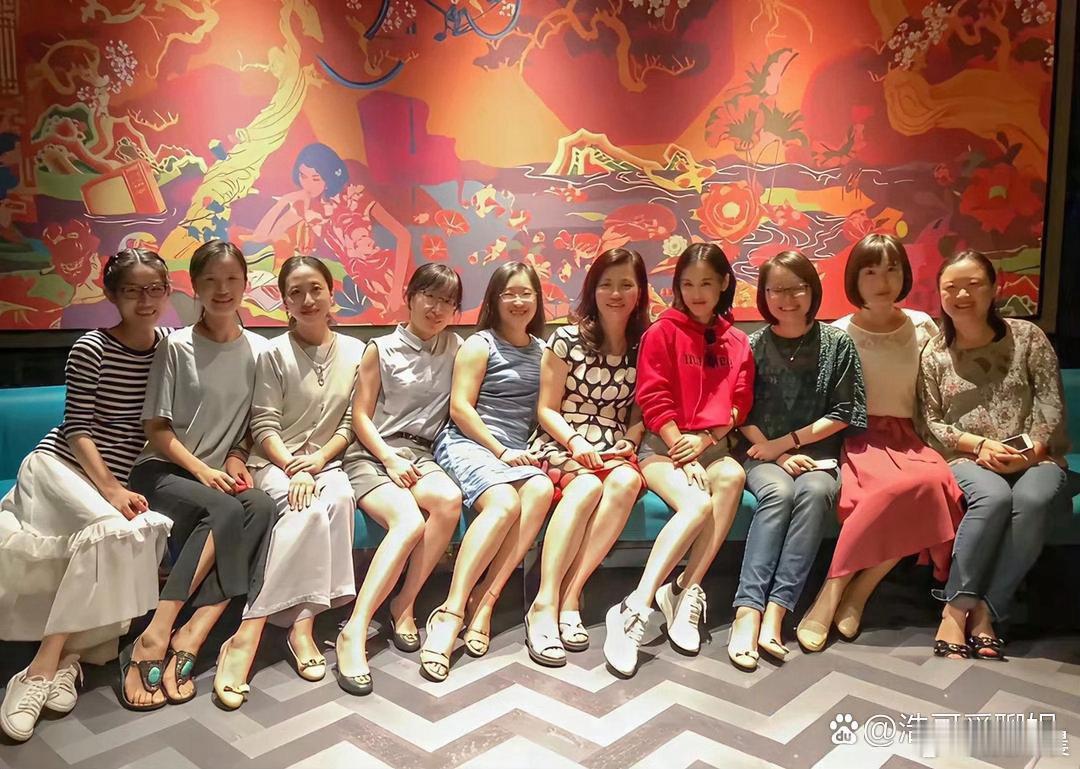 黄圣依现身同学聚会，气质容颜尽显脱俗，冻龄质感惊艳，与旁人对比反差十足。