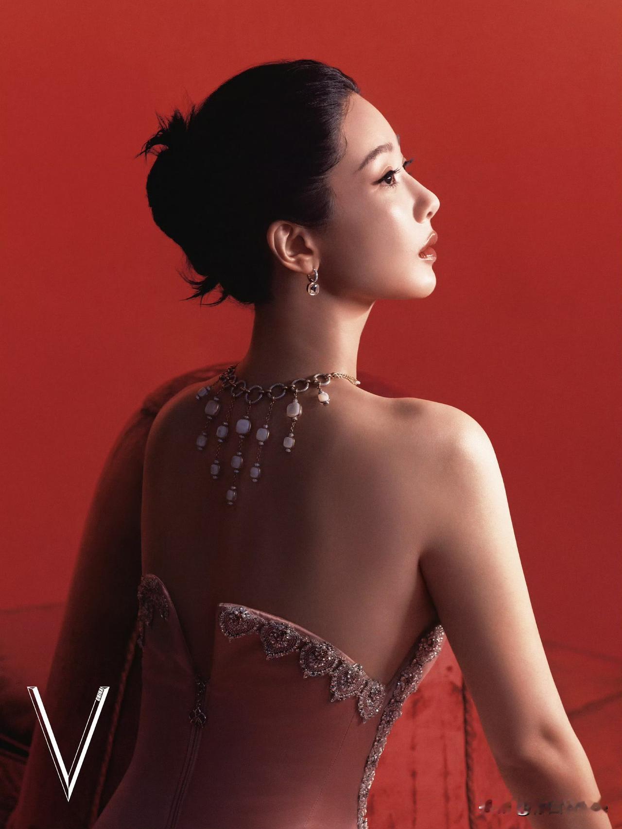 8月21日，恭喜杨紫解锁首本主流女刊金九封，这次杨紫登上《V》中文版九月刊三封面