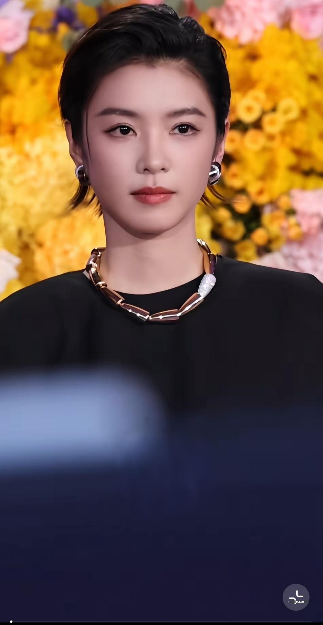这位美女是谁呀？她真是美得叫人挪不开眼，第一眼恍惚像林青霞，眉宇间自带英气