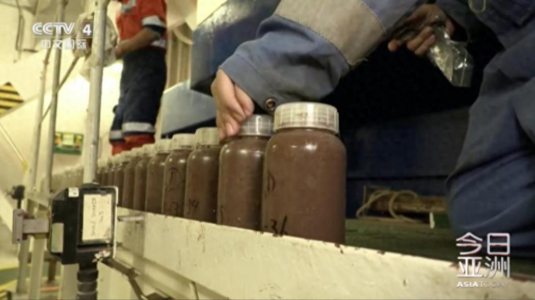 高市早苗这回估计真要把后槽牙给咬碎了。前脚刚大张旗鼓地宣扬在南鸟岛海底“挖