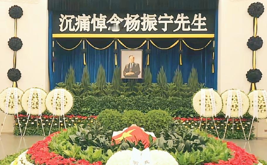 就在今天香港殡仪馆外，46岁的翁帆穿着黑裙子站在最前面。不断用纸巾擦眼睛，整个人