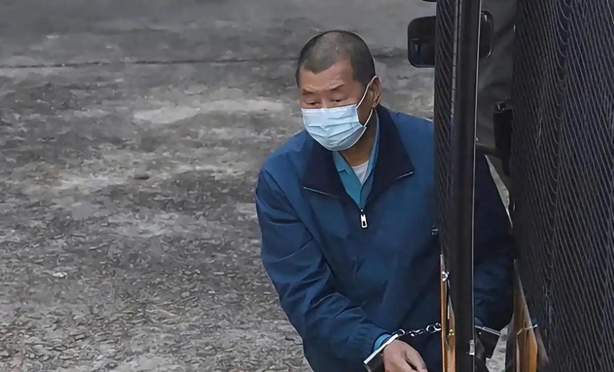 无论如何，黎智英还是占了大便宜，其目前只判了两项罪，五年九个月和监禁20个月；还