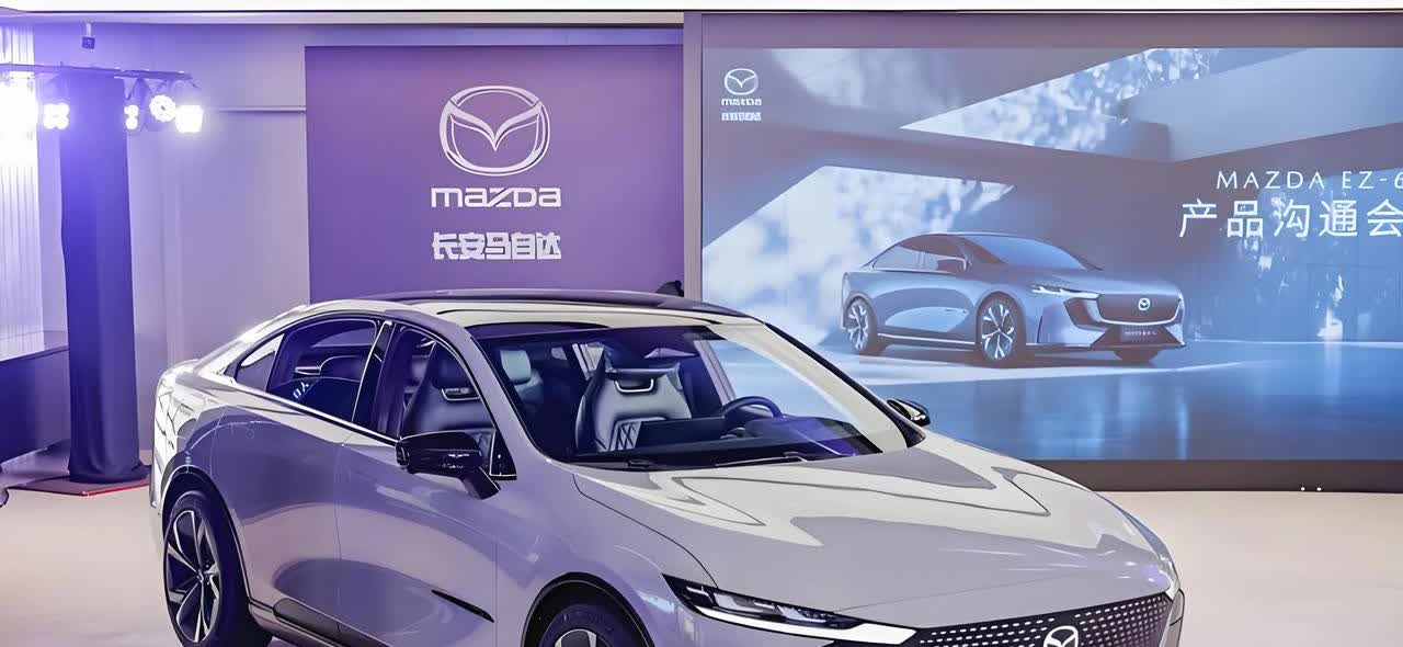 2025上海车展，长安马自达EZ-60全球首发，吸粉无数。车身线条流畅，