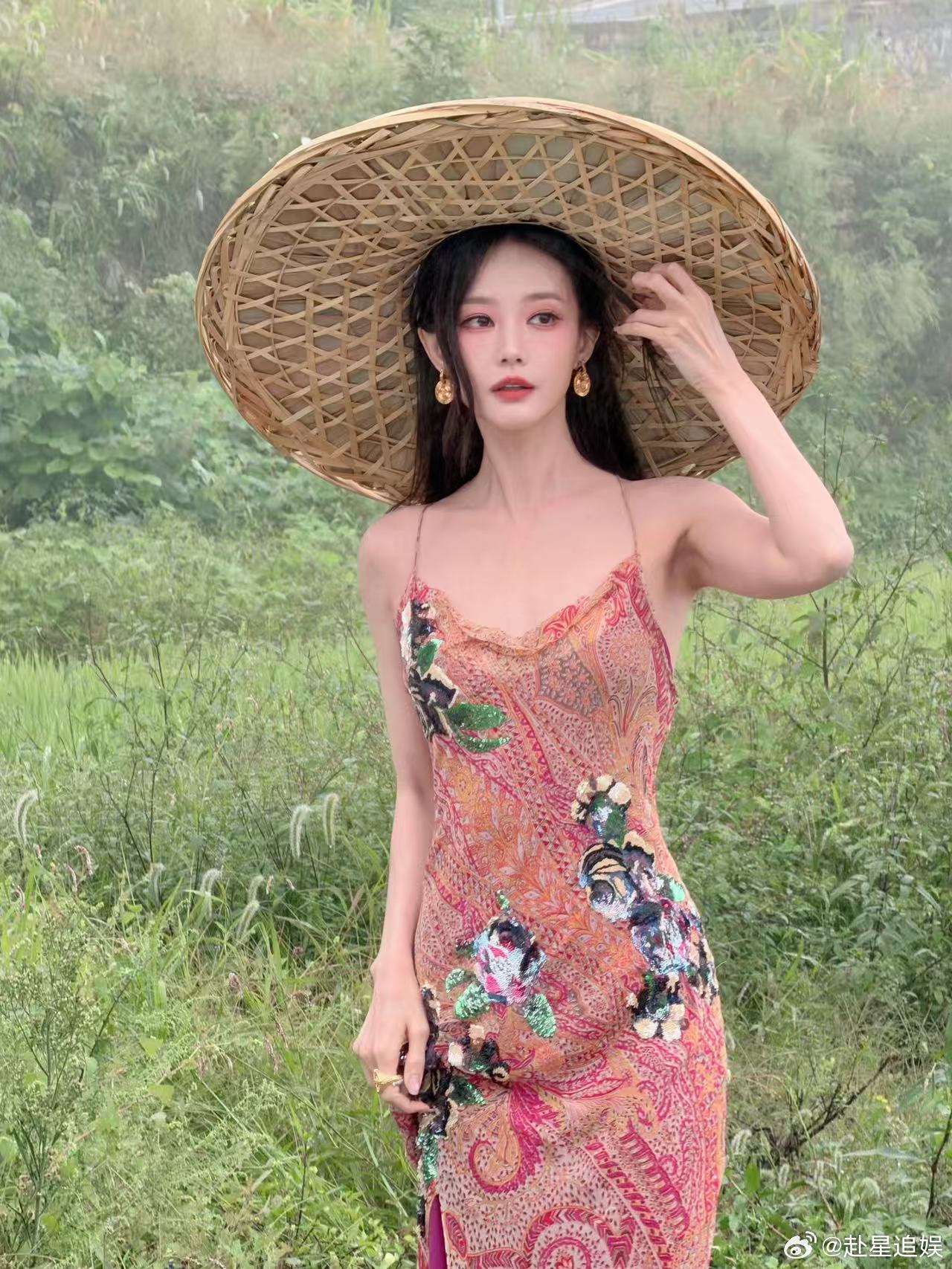 李一桐仿佛白到发光李一桐好白好美刷到很多线下路透，没有精修滤镜加持，依旧白得很突