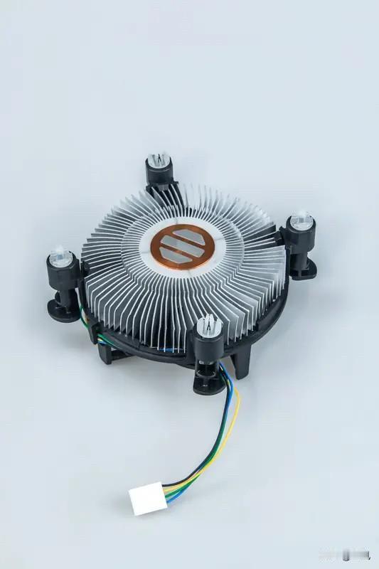 牛逼！芯片散热世界难题被西安电子科技大学团队攻克。大家都知道，电脑的cpu都