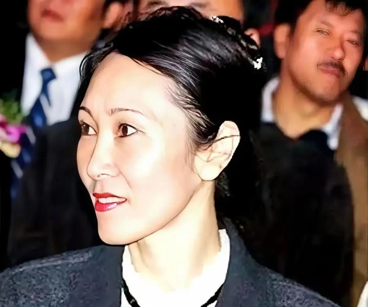 林宁心里该有多沉重啊！看37岁的儿子王思聪头发白了不少，人也低调了许多。王思