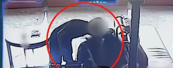 “男人的清白就这么没了”，一男子在KTv喝多了睡觉，一觉醒来发现手机丢了