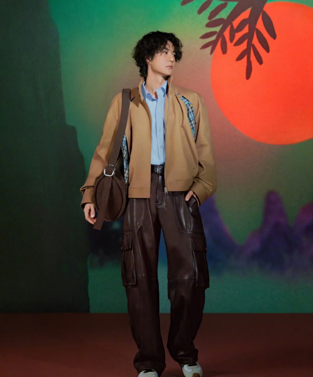 王一博身材比例和气质都绝佳，穿衣就是有范～