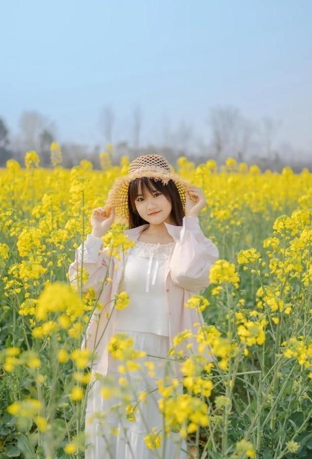 想拍一眼心动的花海人像，姿势和构图很关键手机相册翻到春天那一栏，花拍得鲜艳，
