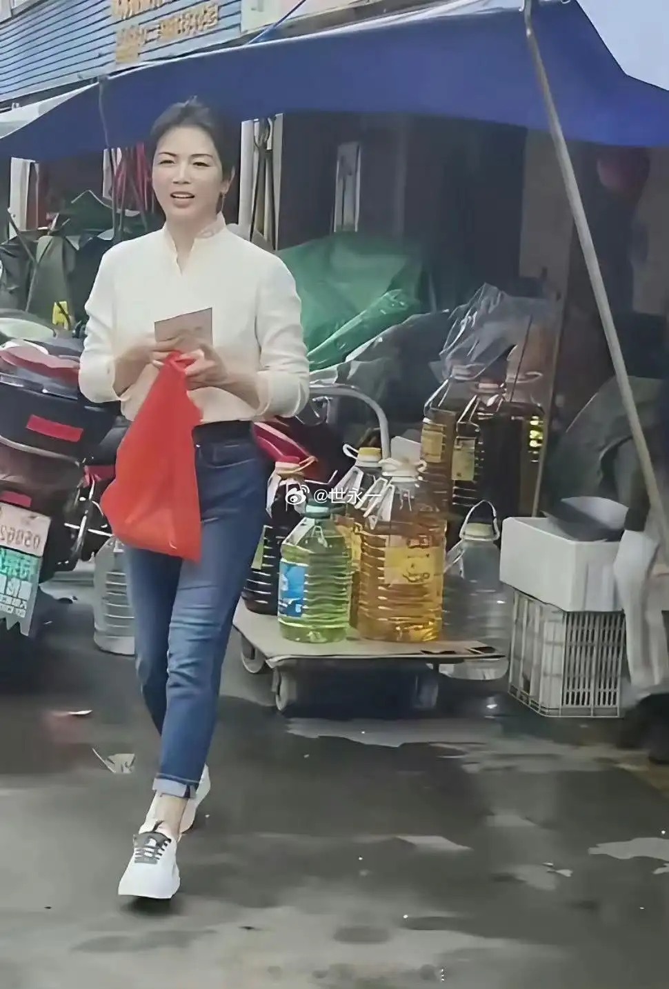 路人视角下的刘涛，这才是正常的腿形吧！