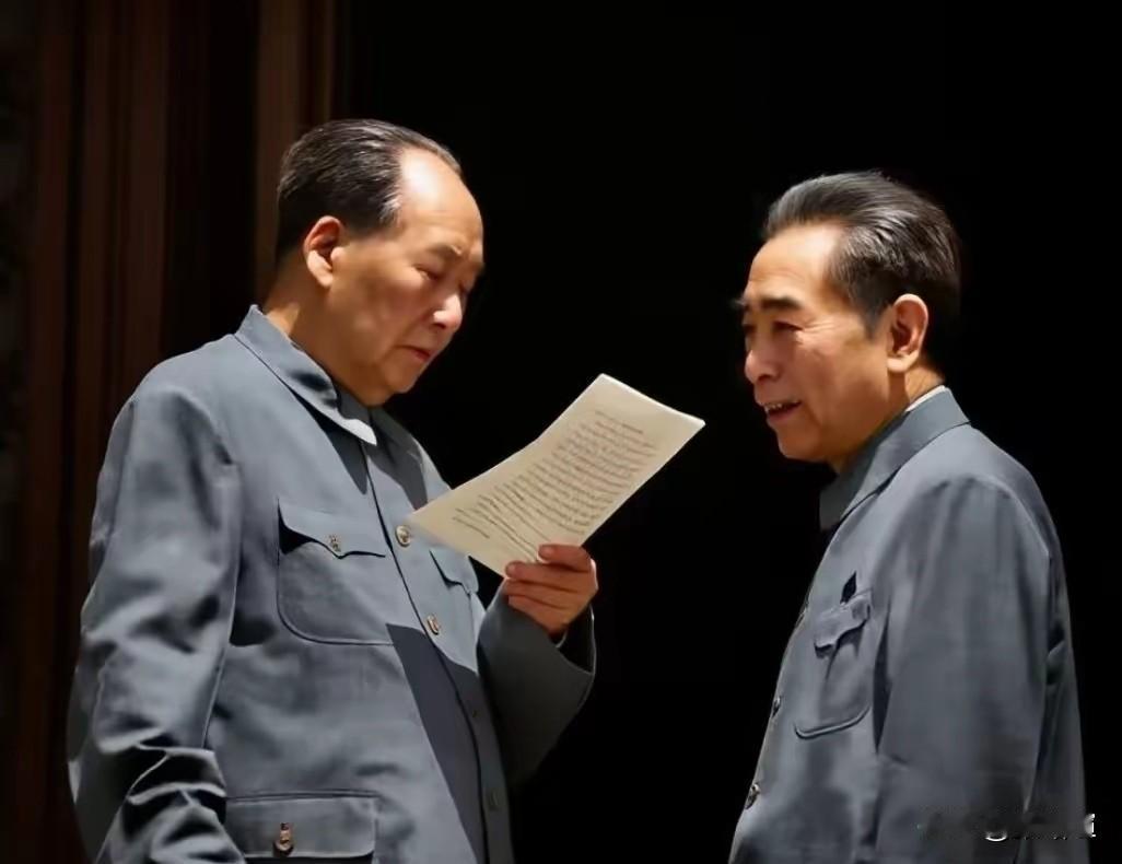 毛主席、周总理并肩议事，共同审阅草拟文稿，悉心研讨、审慎打磨。