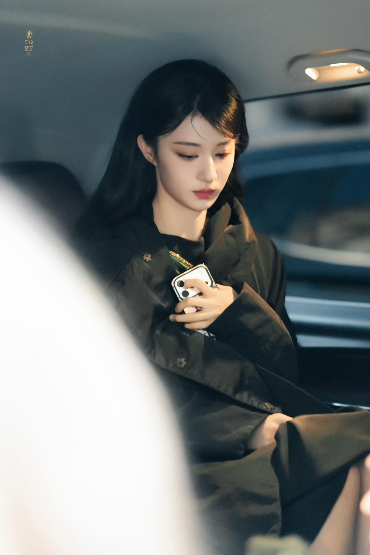 作为新一代小花中，长相比较大气，近几年发展势头也不错😌