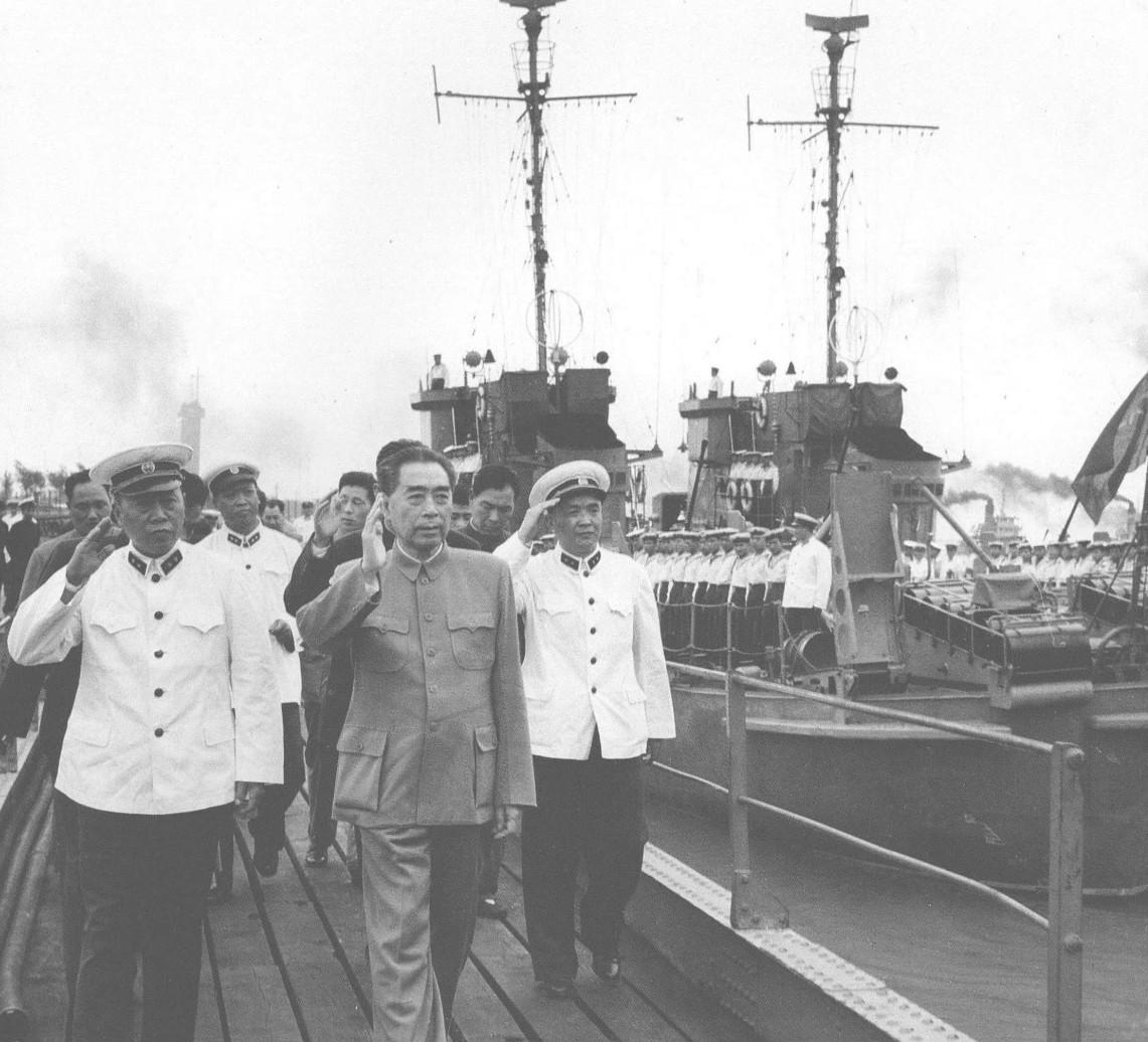 1963年5月12日，周恩来总理视察东海舰队，听取了关于出海调查“跃进号”沉没的