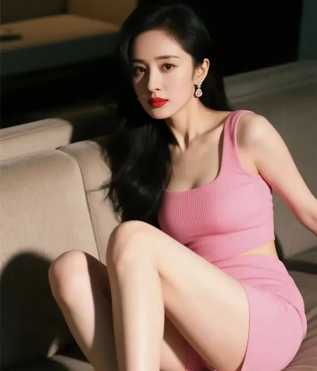 杨幂这组图杀疯啦💥一袭粉装勾勒凹凸曲线，直角肩、修长腿性感炸裂。皮肤细腻似剥