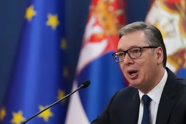 难怪塞尔维亚突然展示中国的CM400AGK导弹，原来背后这么凶险。武契奇的背后显