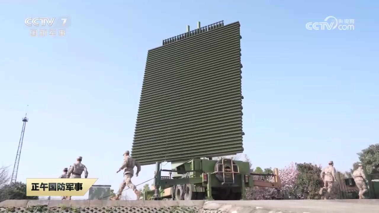 空军部队的远程搜索预警雷达，一般工作在P波段，虽然看上去没有X波段或者Ka、Ku