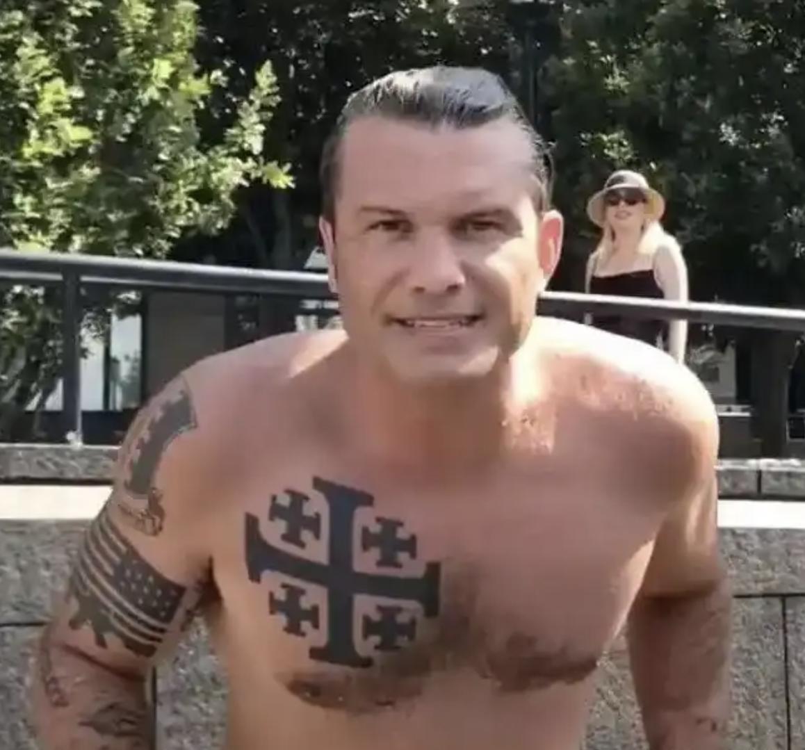 赫格塞斯说的，幸亏是胡须、长发和大肚腩。如果说的是纹身，那就麻烦了。赫格