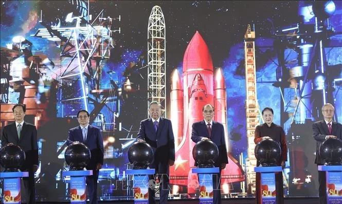 越南原四驾马车加一的农德孟、阮晋勇、阮氏金银和陈国旺陪同苏林参加越南国家成就展。