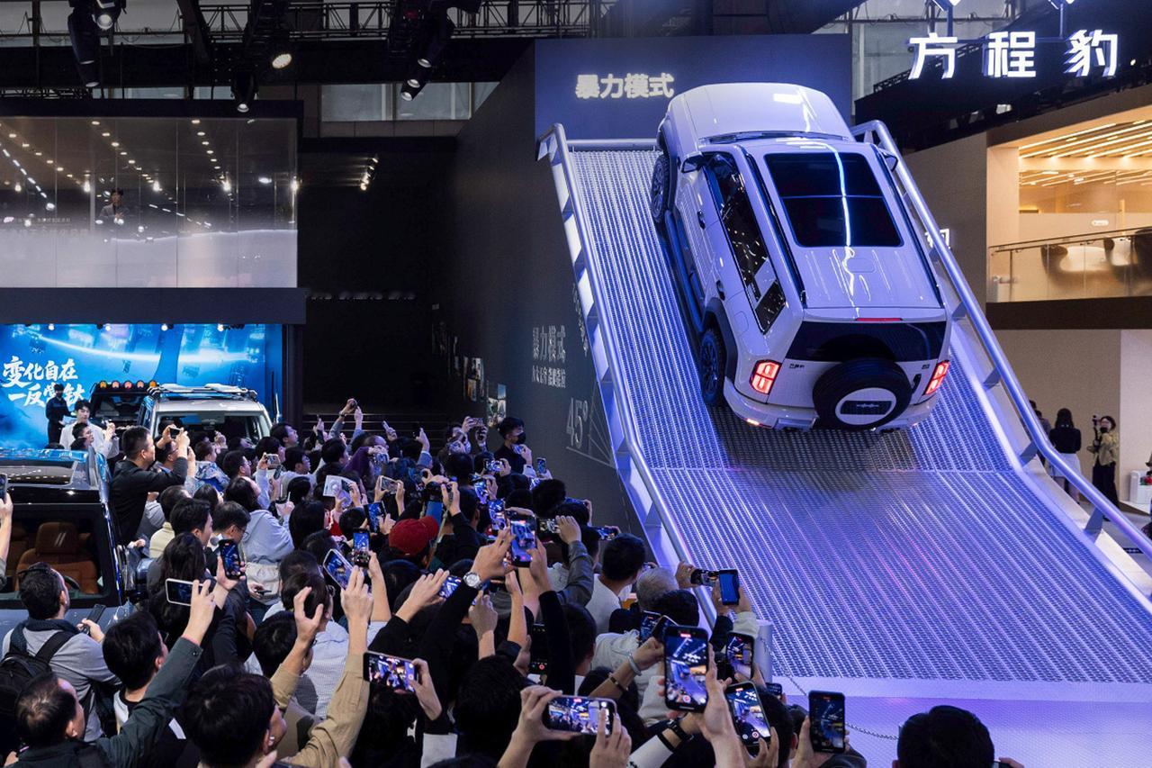 老怪就喜欢船夫哥那没见过世面的样子。广州车展，船夫哥带着比亚迪的廉院士还有其他