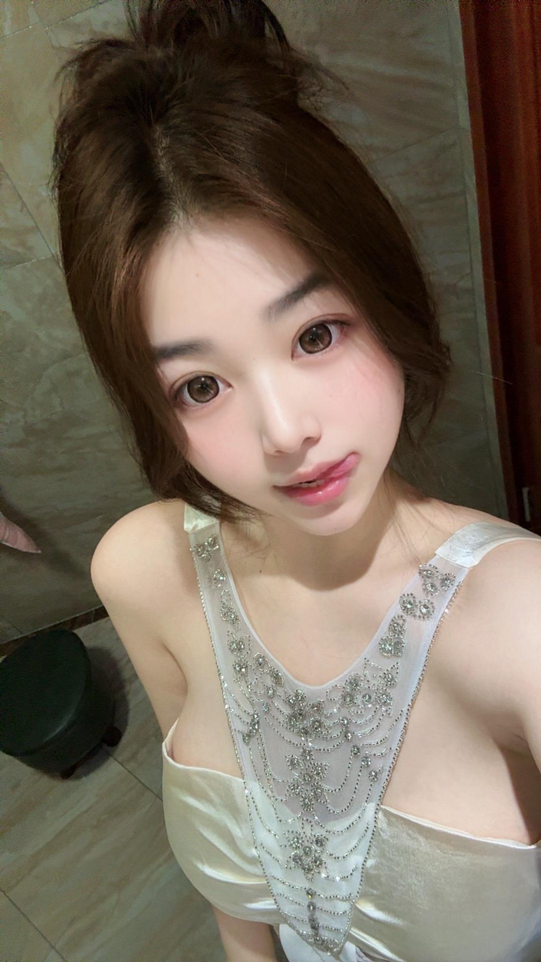 大美人要不要和我去黑漆漆的电影院里 摸摸小手