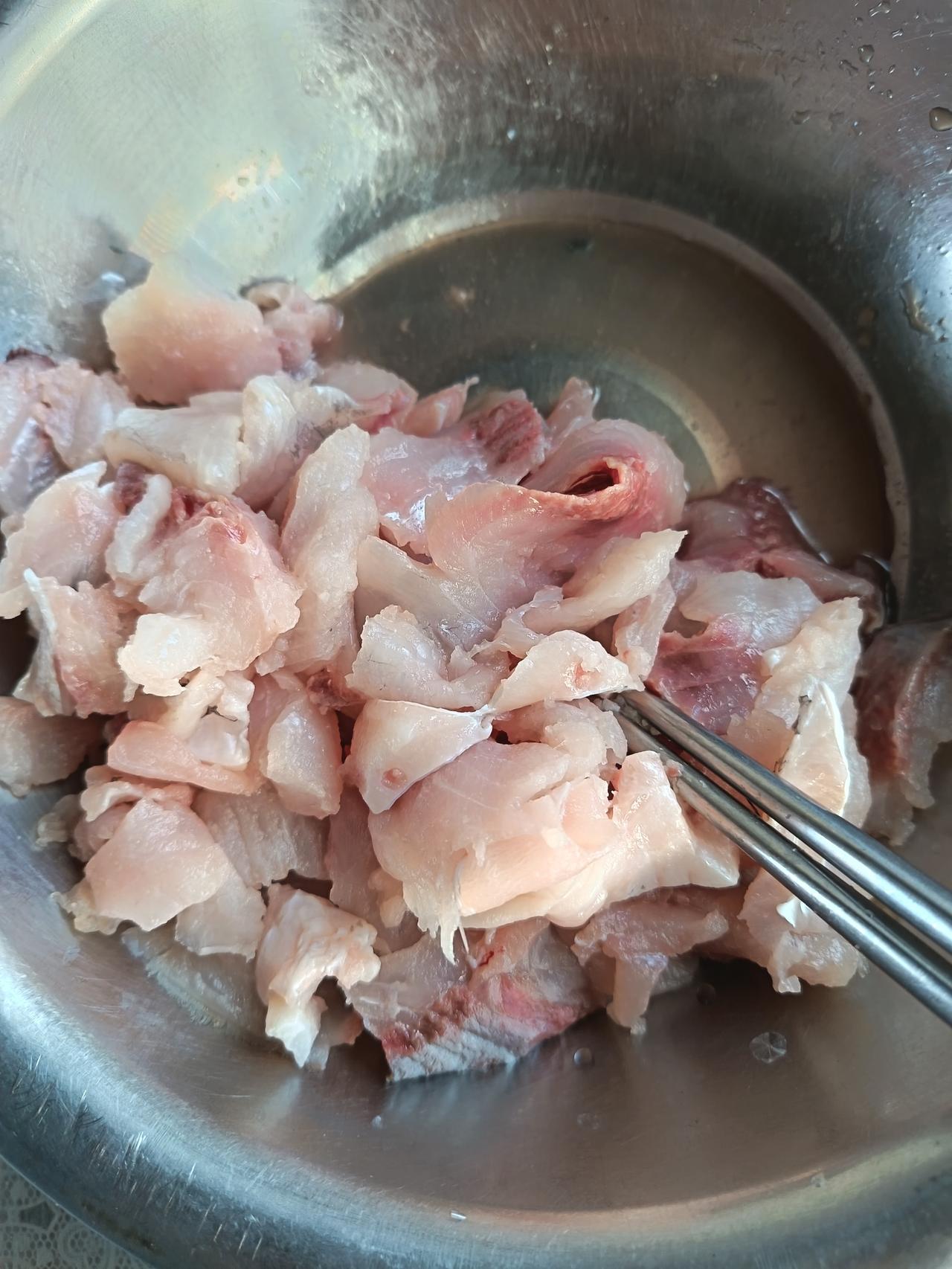 108元换来一碗不像样的鱼圆！前天花了45元钱买的两条花鲢，一条红烧的吃了两