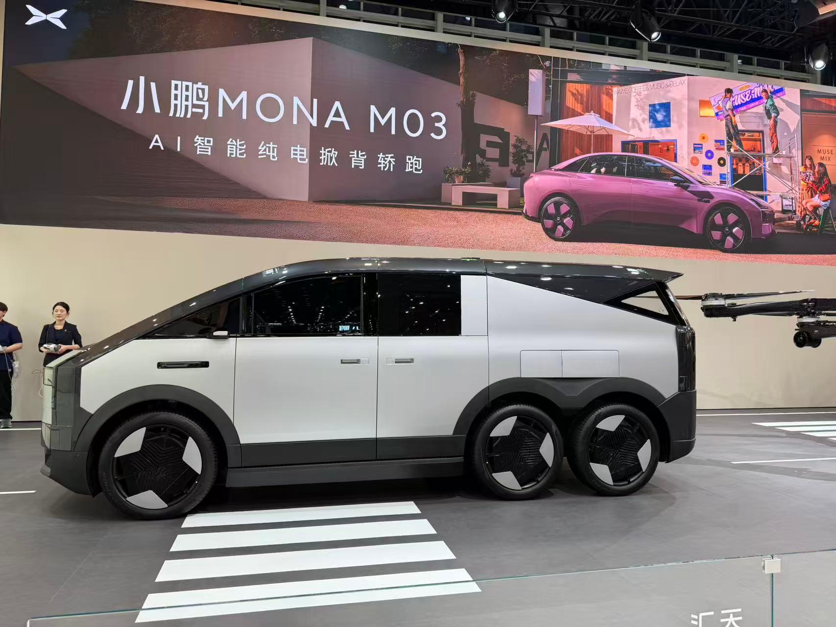 今天小鹏展台也是直接逛爽了好吧…现场人超级多，小鹏GX全新昆仑云境双色车身颜值真
