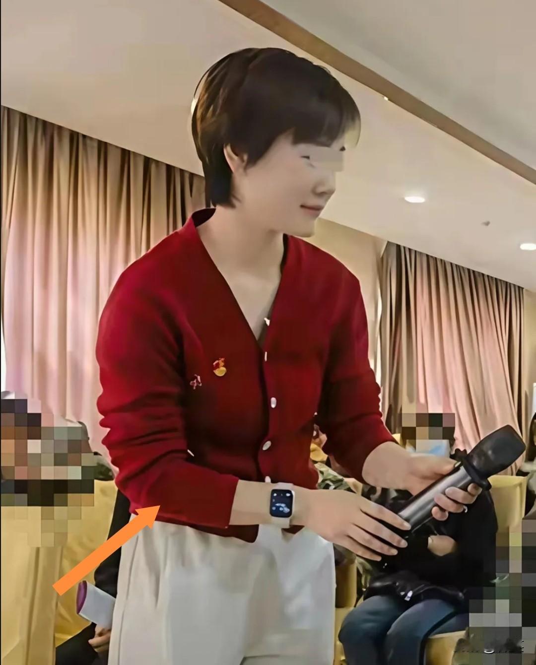 这是祖副院长的妻子，一头利落的短发，颜值不输曾主任。​利落短发衬得气质飒爽，颜