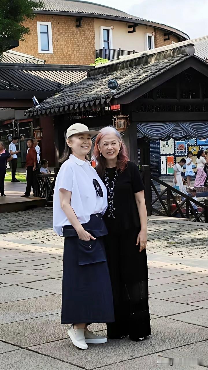 70岁的林青霞这状况看起来真好，不知她年龄的人还以为她只有50多岁，尤其是这套宽