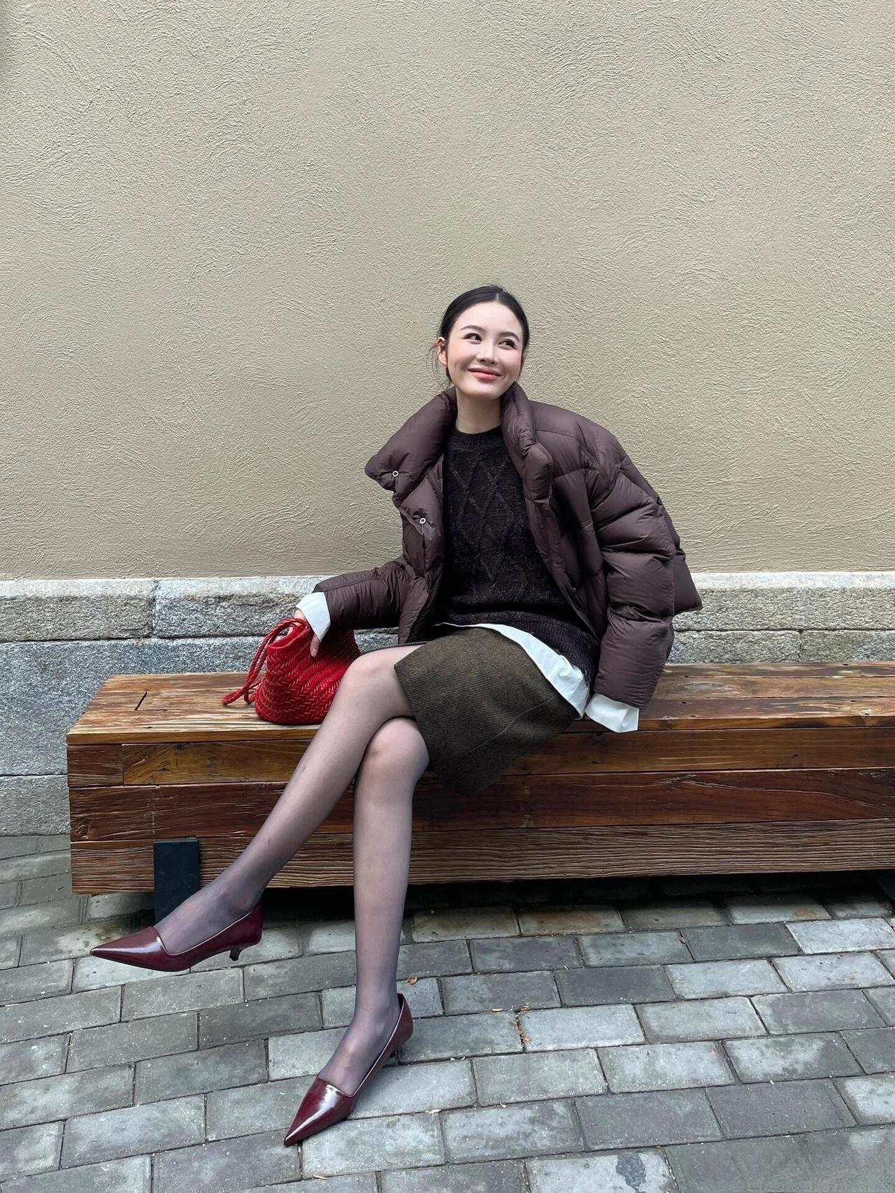这套穿搭是温暖松弛的秋冬叠穿轻熟风，舒适与精致感并存。棕褐色羽绒服保暖又显慵懒，