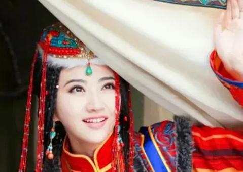 1608年，努尔哈赤将14岁的女儿穆库什，嫁给了政敌布占泰。铜镜里的少女还攥