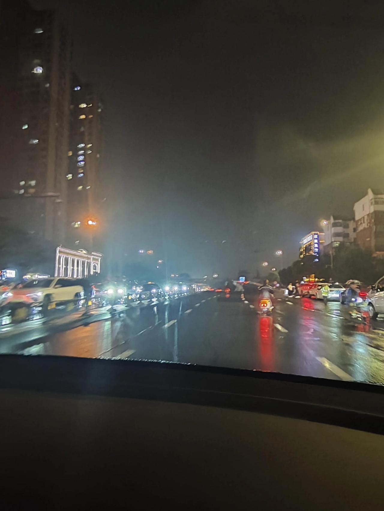 洛阳休整一晚，这座城市为什么几乎都没路灯酒店办理入住后，天也黑了，来到了古都必