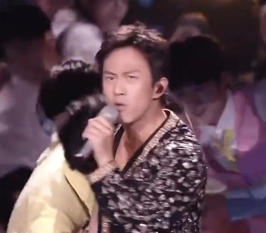 邓超又找借口了[捂脸哭]跨年夜热搜炸了，邓超在湖南卫视吊着威亚从天而降，连唱三首