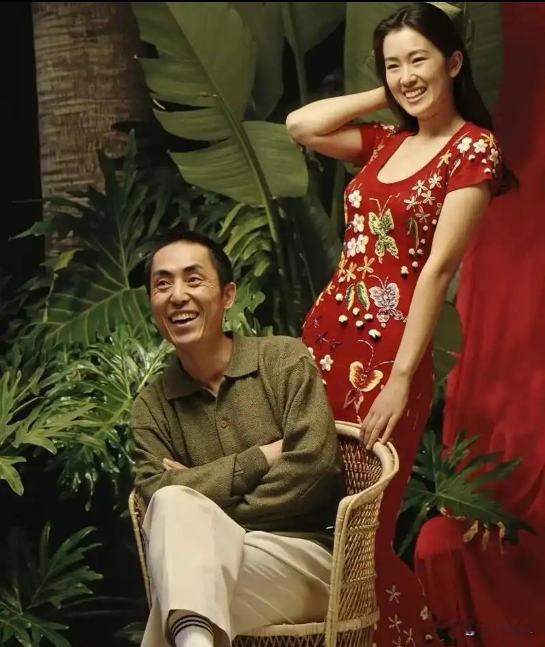 肢体动作直白，巩俐的爱更直白。她和前任们的合影解释了一切。巩俐的前任都比她大很