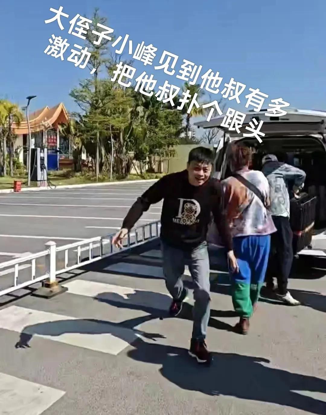 乘坐了两程东航航班，一程绿皮火车卧铺，历时一天，跟刘妈在昆明住一晚，刘妈说，老头