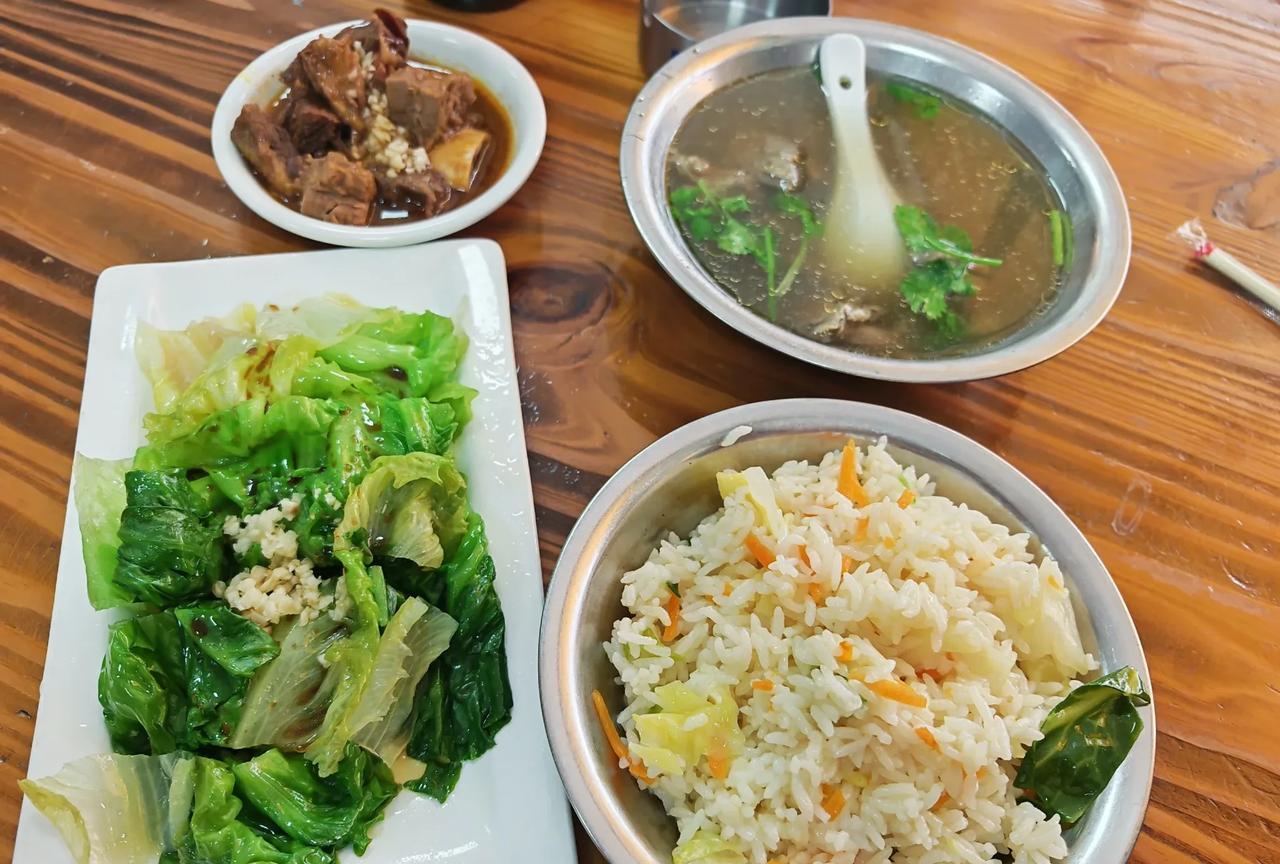牛排，牛肉汤青菜，咸饭一共38块钱客观的说，贵吗？