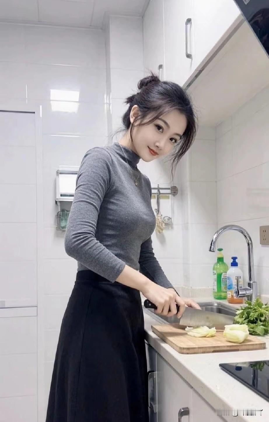 如今上得了厅堂下得了厨房的女人确实不多了，你如果有那就好好珍惜吧顾家的好老婆很