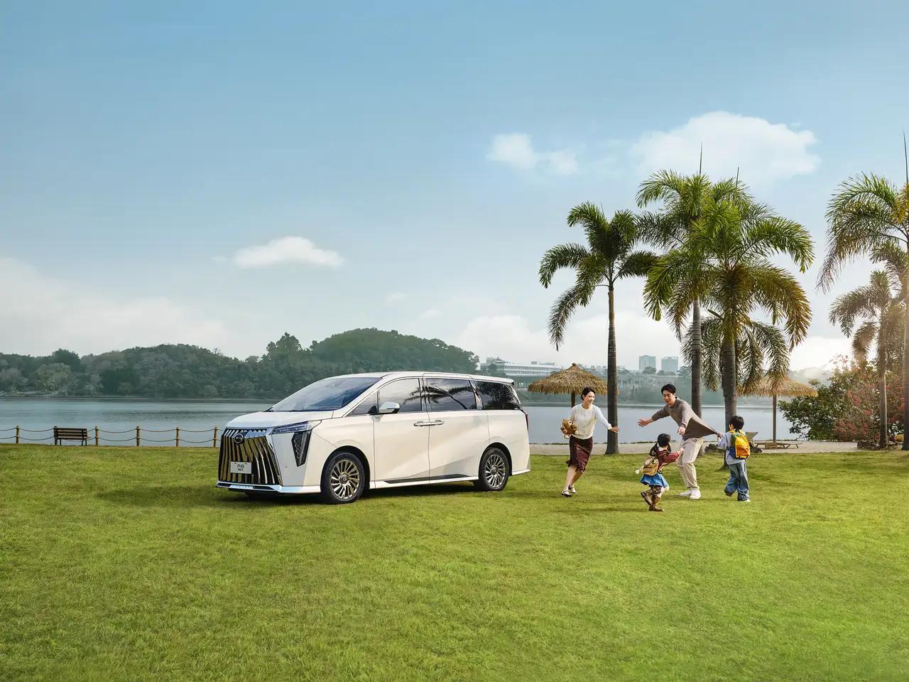 MPV怎么买？这五款闭眼入：​1.别克GL8陆尊：33.99万起，MPV标杆