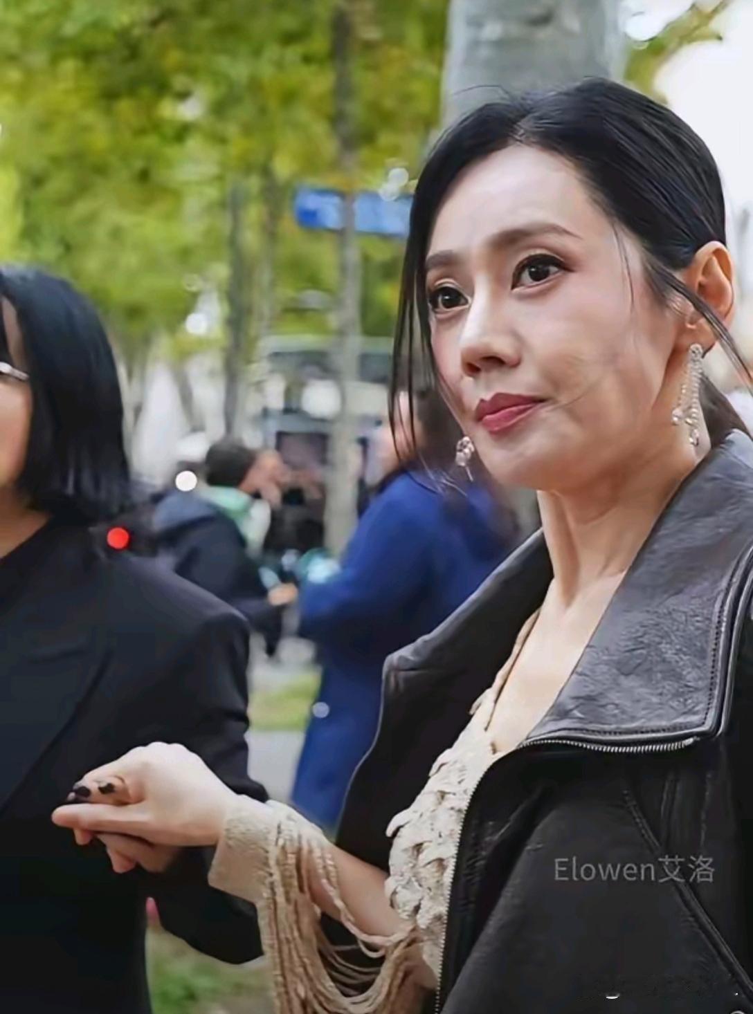 无美颜原相机实拍，46岁秋瓷炫状态曝光。常年纤瘦的身材，面部胶原蛋白流失快，细纹